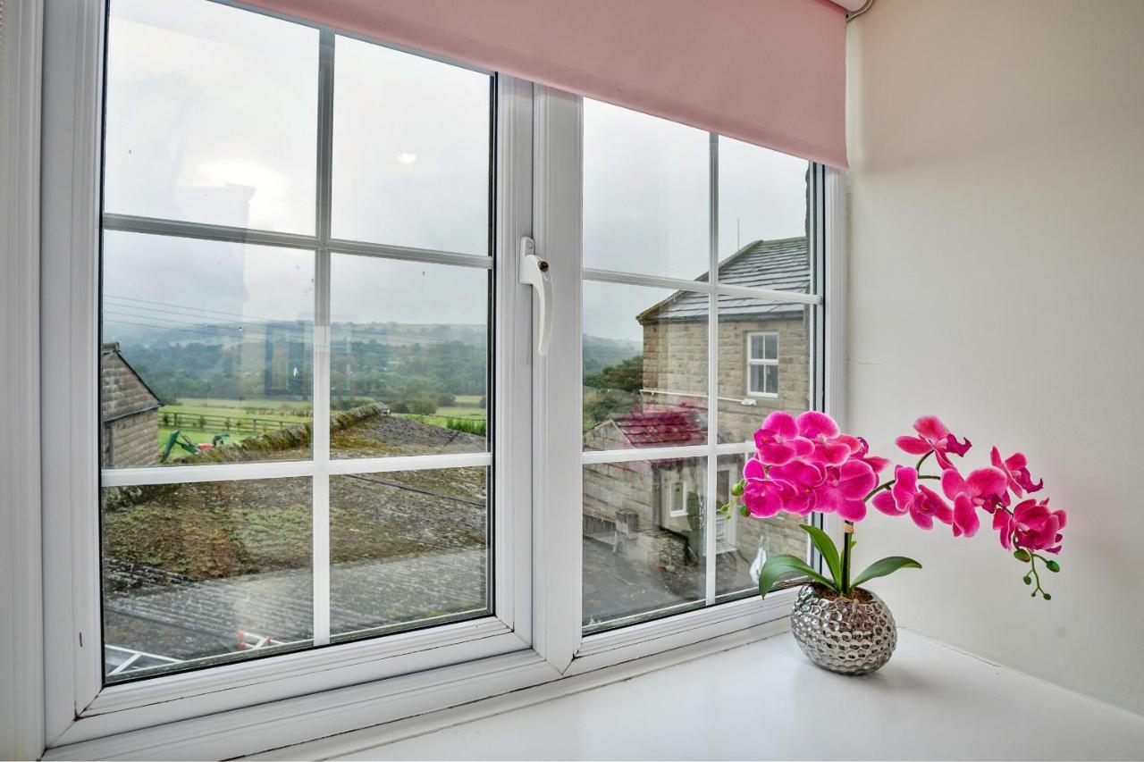 Finest Retreats - Cloggers Cottage Darley Exterior photo